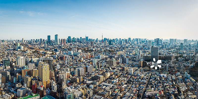 东京拥挤的城市景观高层摩天大楼密集住宅区鸟瞰全景图片素材
