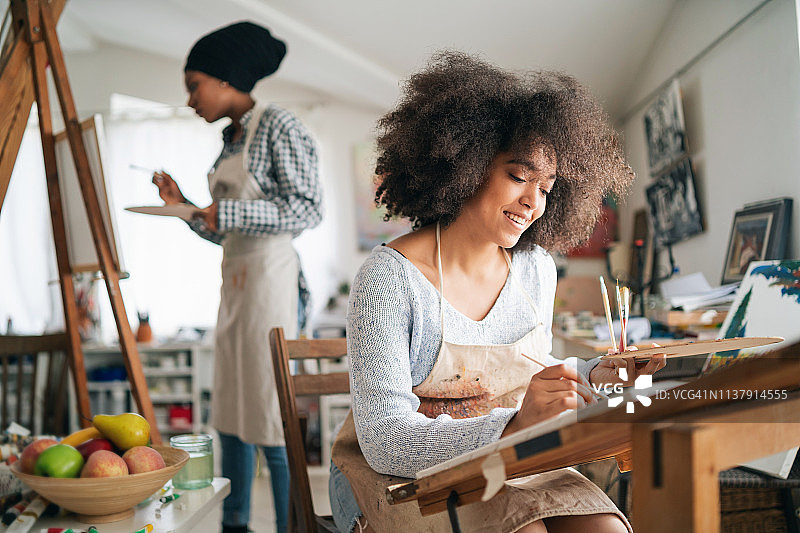 非洲裔女艺术家在工作室绘画图片素材