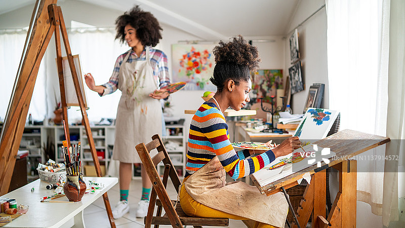 非洲裔女艺术家在工作室绘画图片素材