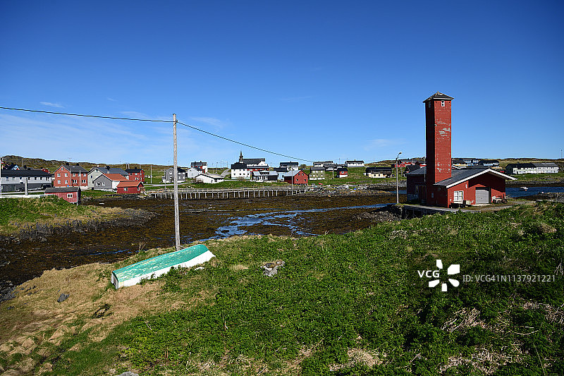 挪威北部 Gamvik 港口的 rowboat 和塔楼建筑图片素材