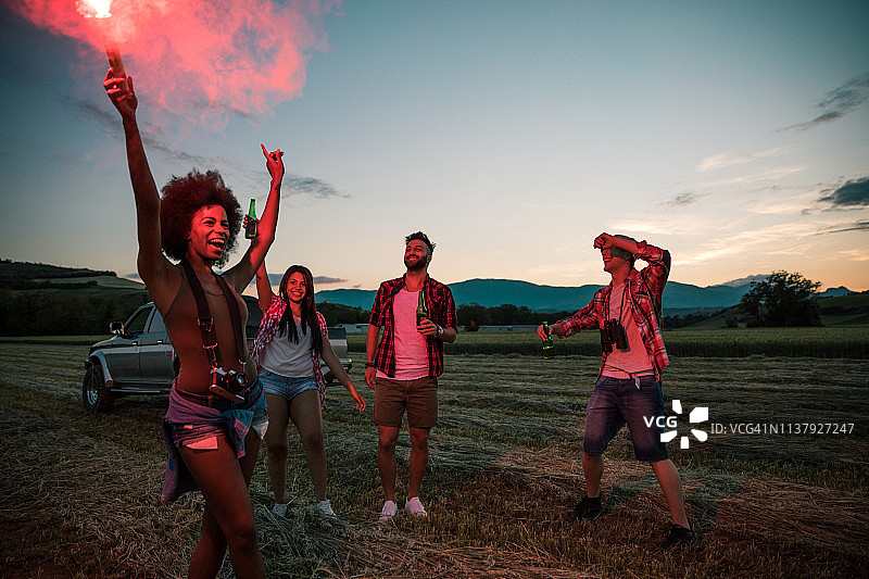一群年轻而充满活力的朋友在乡村公路上享受公路旅行和自由图片素材