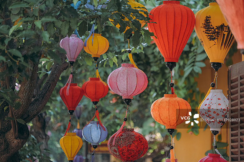 会安古镇街头出售的彩色灯笼装饰图片素材