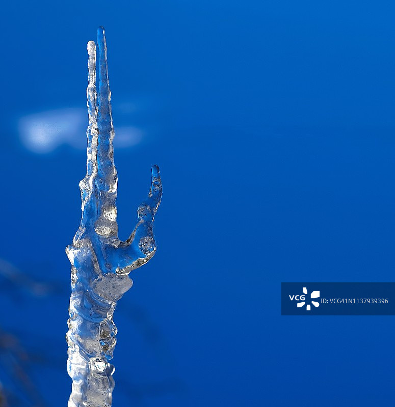 春季冰柱手势胜利标志。天空，云彩图片素材