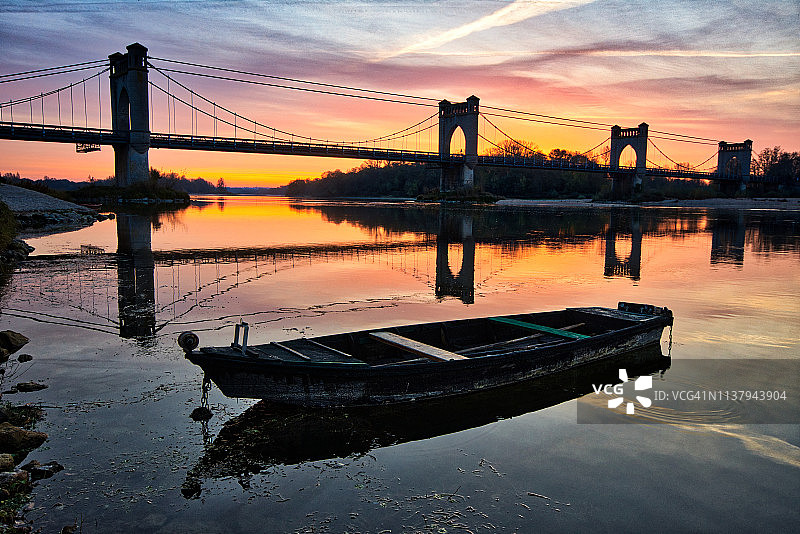 法国朗热莱卢瓦尔河上的船只图片素材