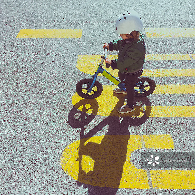 街头幼儿男孩肖像图片素材