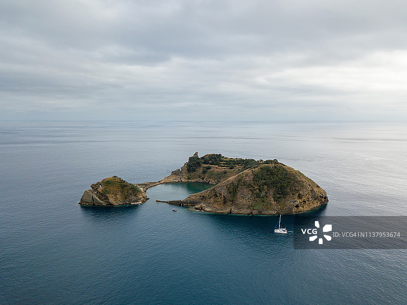 亚速尔群岛全景：圣米格尔岛火山坑鸟瞰图片素材