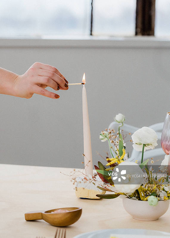 仓库中世纪现代风格婚礼餐桌布置图片素材