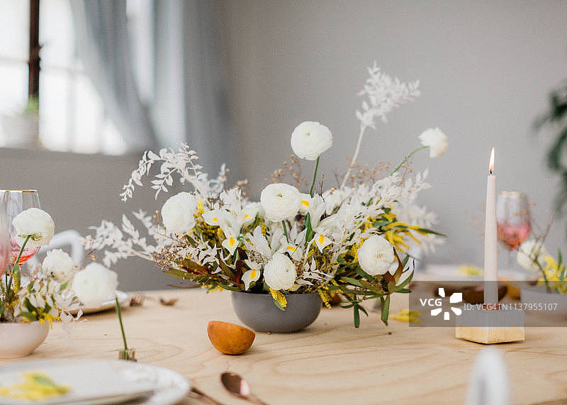 仓库中世纪现代风格婚礼餐桌布置图片素材