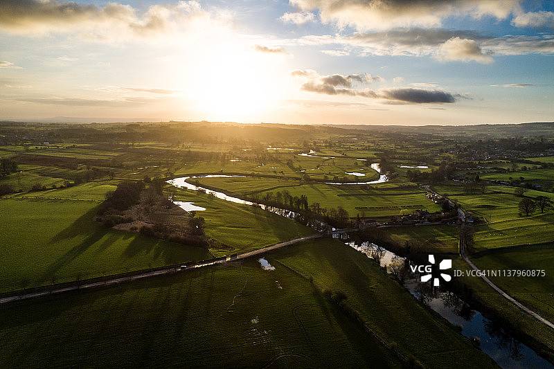 山谷日出图片素材