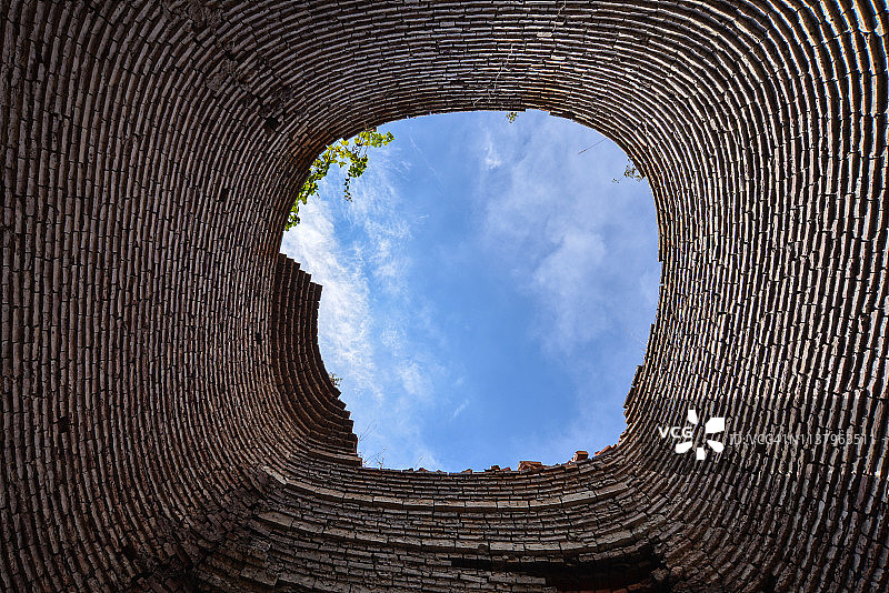 仰望砖窑图片素材