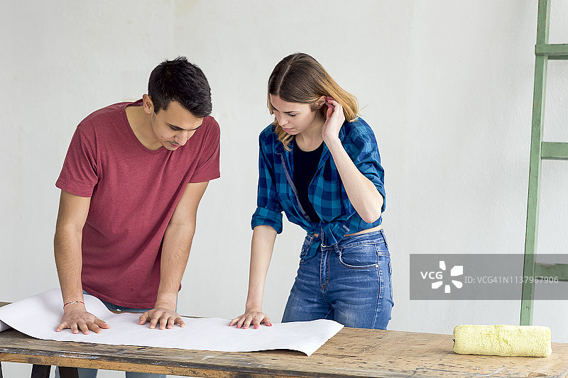 情侣选择房屋壁纸图片素材