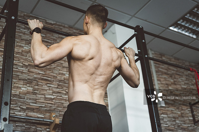 男运动员正在做引体向上图片素材