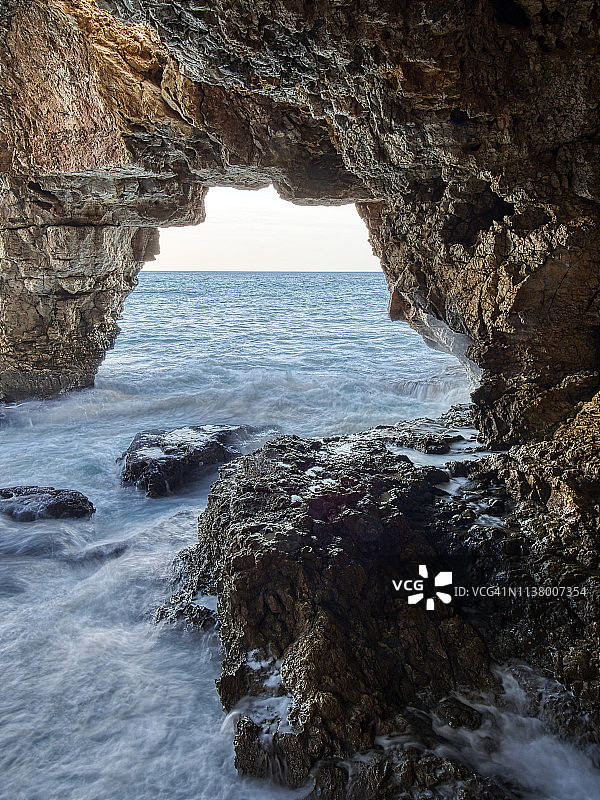 被海水淹没的洞穴内部图片素材