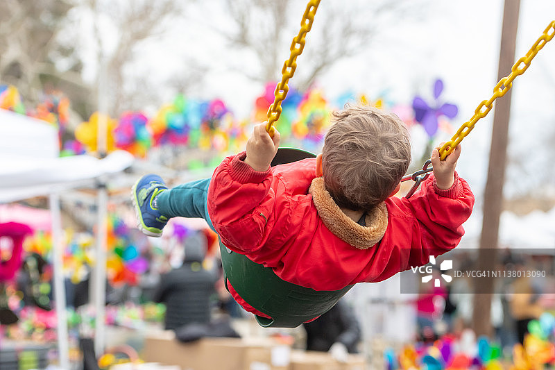 儿童快乐地荡秋千图片素材
