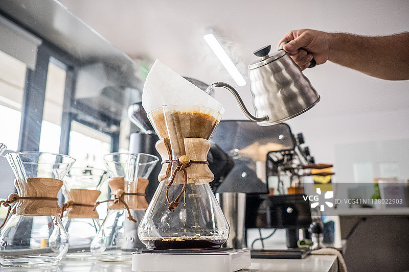 咖啡师用玻璃瓶制作咖啡图片素材