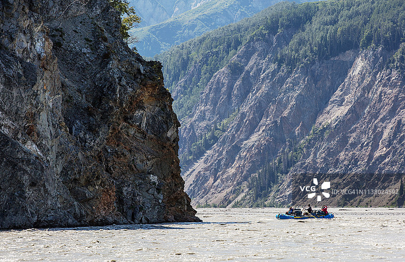 峡谷河流上的木筏图片素材