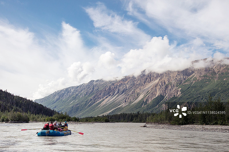 河流上的木筏图片素材