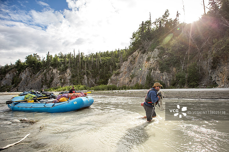在浅滩中拉木筏图片素材