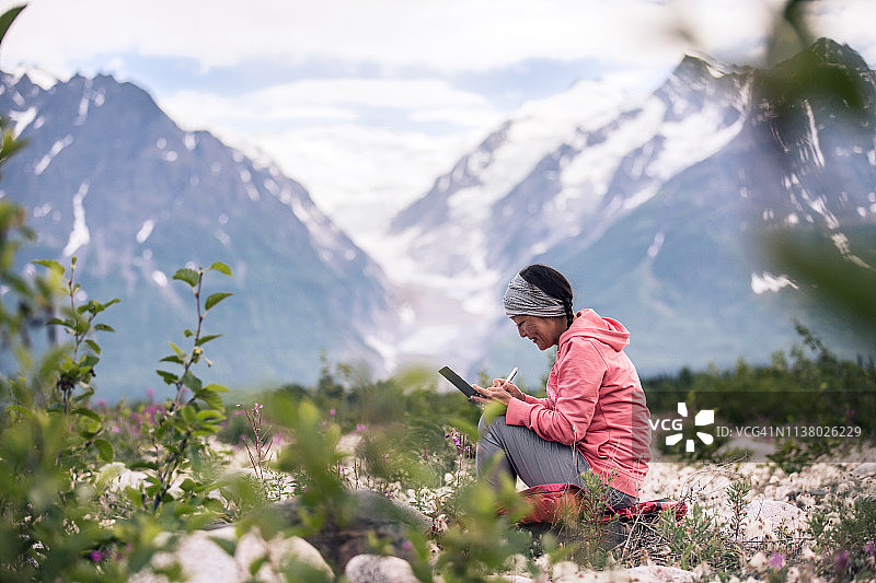 作家在山中寻找灵感图片素材