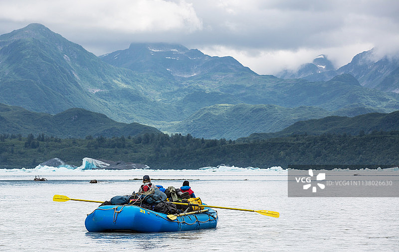 在阿拉斯加州穿越冰河的木筏图片素材