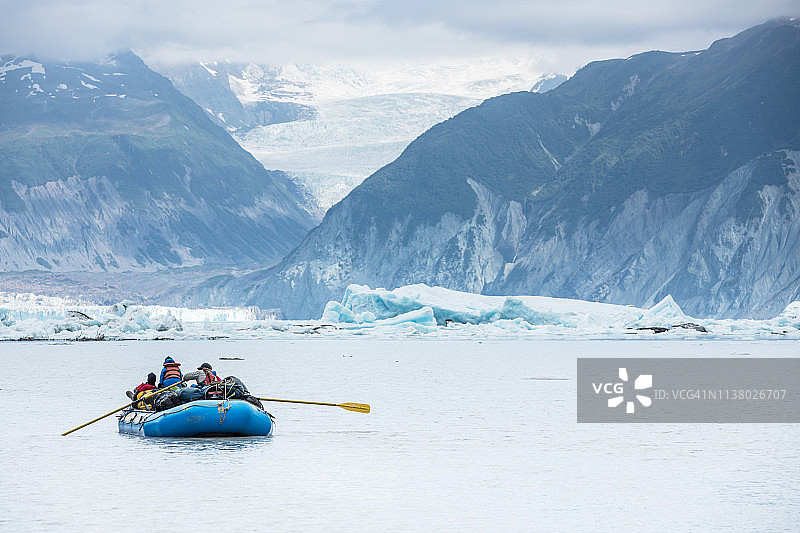 驶向冰山泻湖的蓝色木筏图片素材