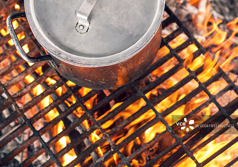 篝火烤架上的金属锅图片素材