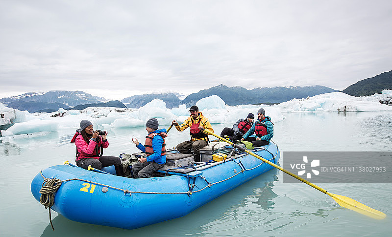 冰山泻湖上的家庭回忆图片素材