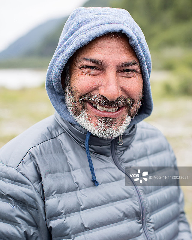 微笑的络腮胡男士穿着带帽外套图片素材