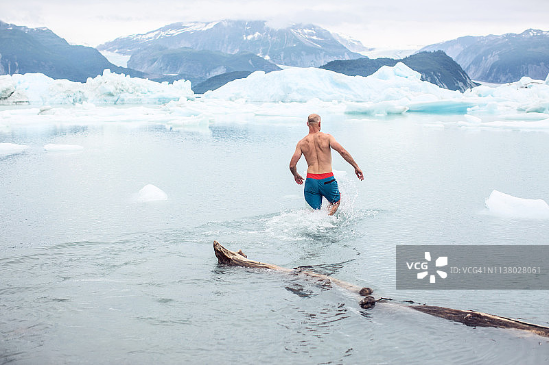 赤膊男子冒着寒冷的冰川水图片素材