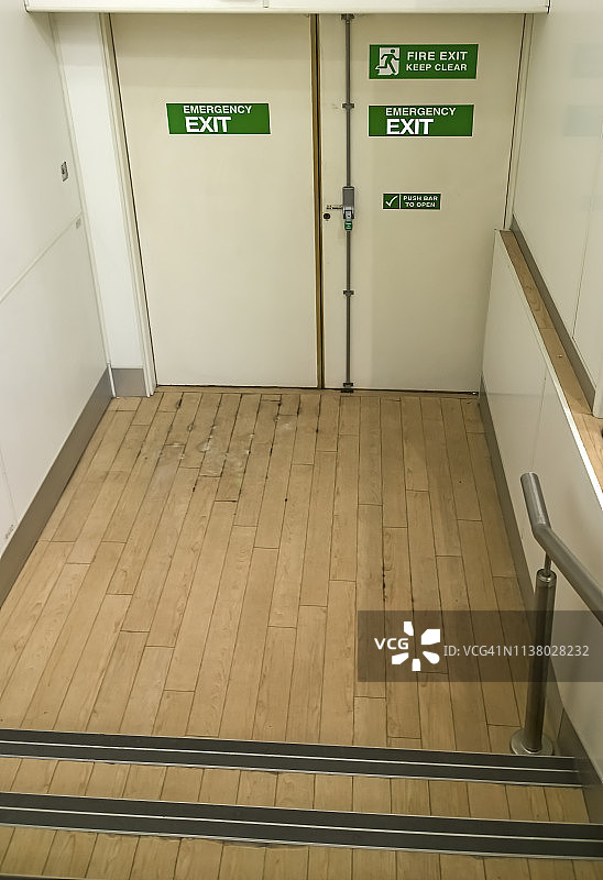 超市内的防火紧急出口图片素材