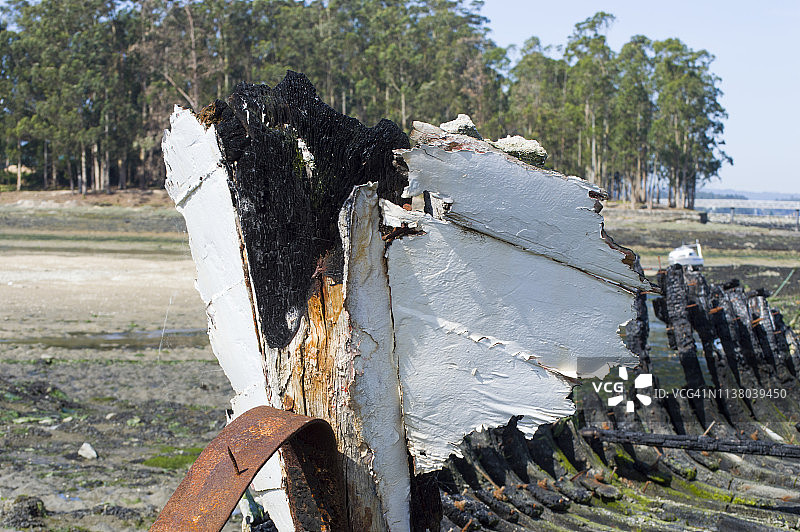 烧毁船只的残骸图片素材