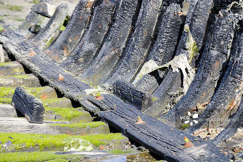 烧毁船只的残骸图片素材