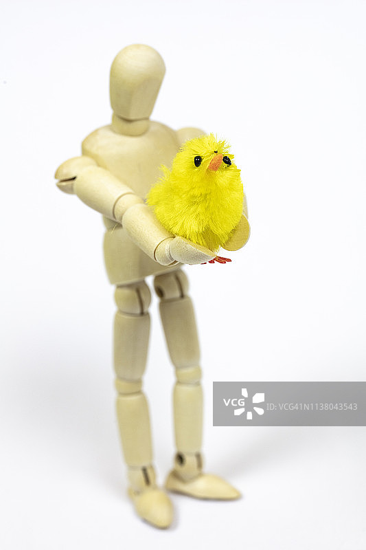 手持鸡肉的模特图片素材