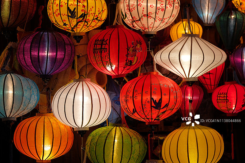会安古镇的彩色丝绸灯笼图片素材