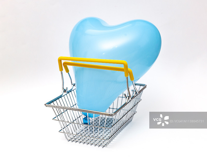 购物篮中的心形气球图片素材