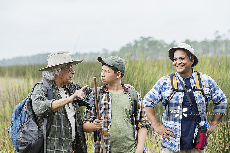 在公园徒步旅行的西班牙裔家庭图片素材