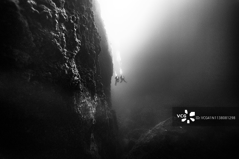 裂缝中的潜水员图片素材