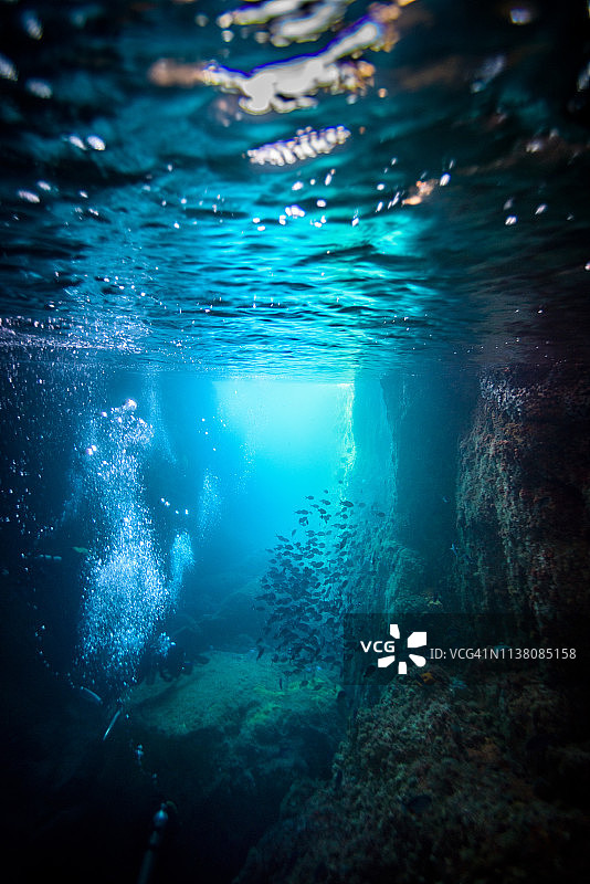 裂缝中的潜水员图片素材