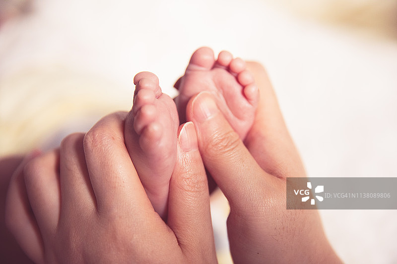 新生婴儿足部按摩图片素材