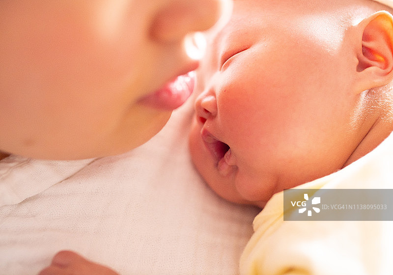 怀抱新生婴儿的母亲图片素材