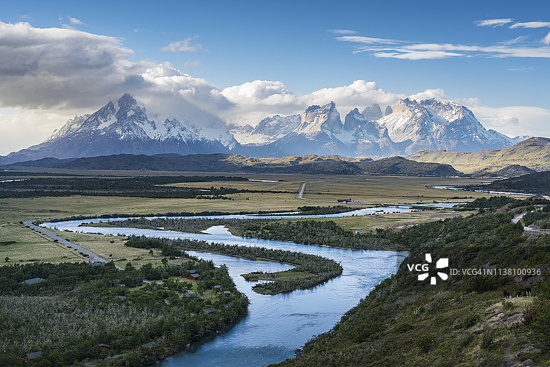 百内国家公园塞拉诺河与群山图片素材