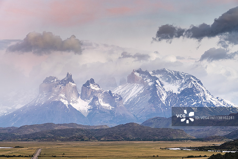 塞拉诺河与百内山脉日出，巴塔哥尼亚图片素材