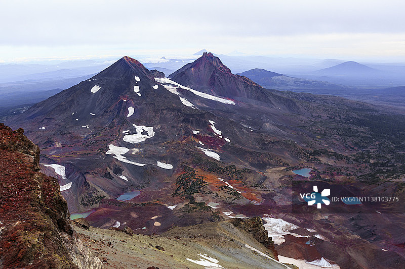 山峰和高山湖泊的高架视角图片素材