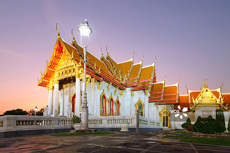 泰国曼谷卧佛寺日落，大理石寺地标图片素材