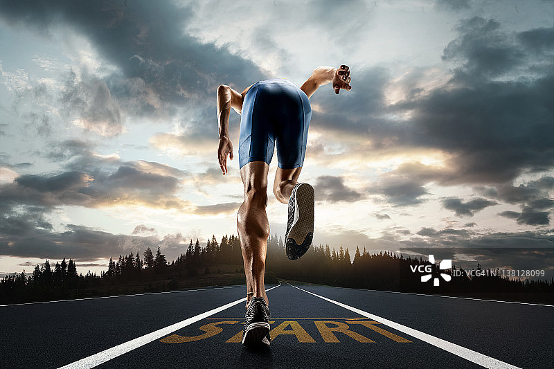 男人在跑道上跑步训练的脚部特写图片素材