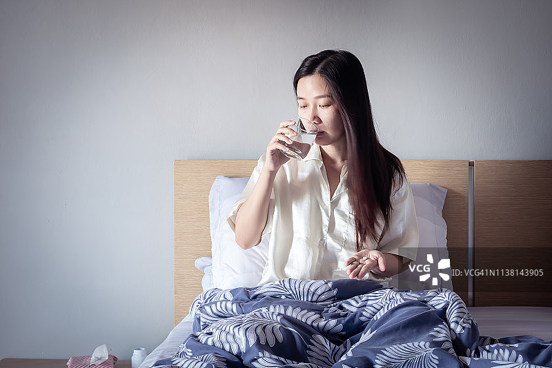 病人卧床服止痛药图片素材