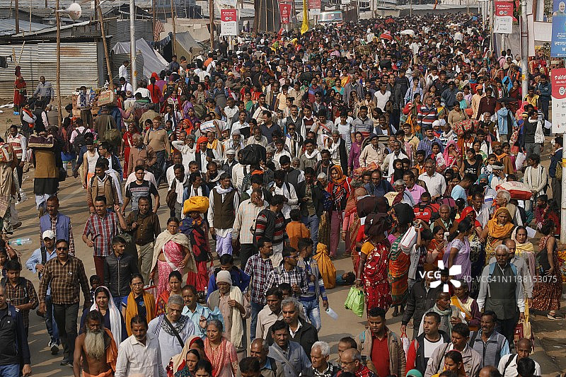 在阿拉哈巴德参加昆梅拉节的朝圣者图片素材