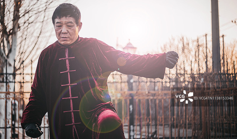 练习太极拳的中国男人图片素材