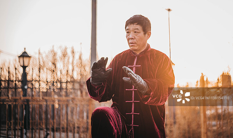 活跃的老年人在户外锻炼图片素材