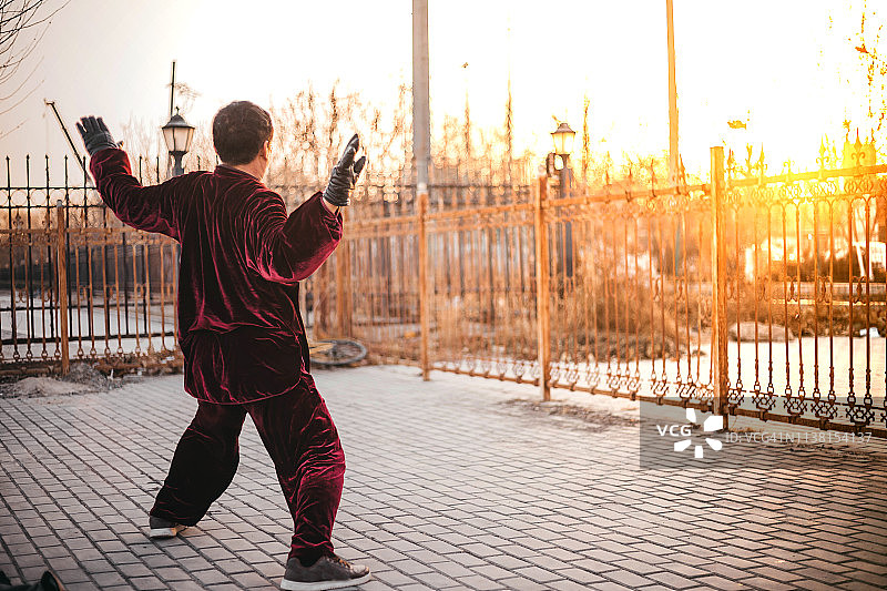 活跃的老年人在户外锻炼图片素材
